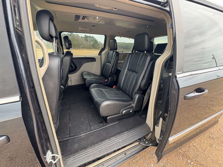 2014-chrysler-town-&-country-image-16