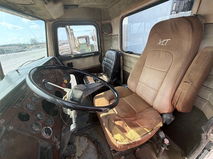 1987-peterbilt-379-image-15