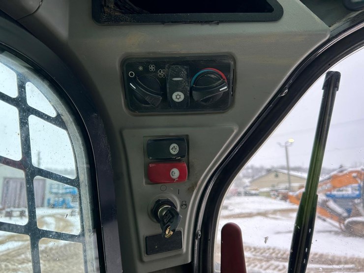 2015-caterpillar-299d-image-23