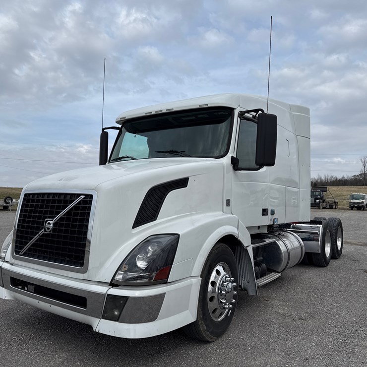 #30941 • 2010 VOLVO VNL TANDEM AXLE TRUCK TRACTOR