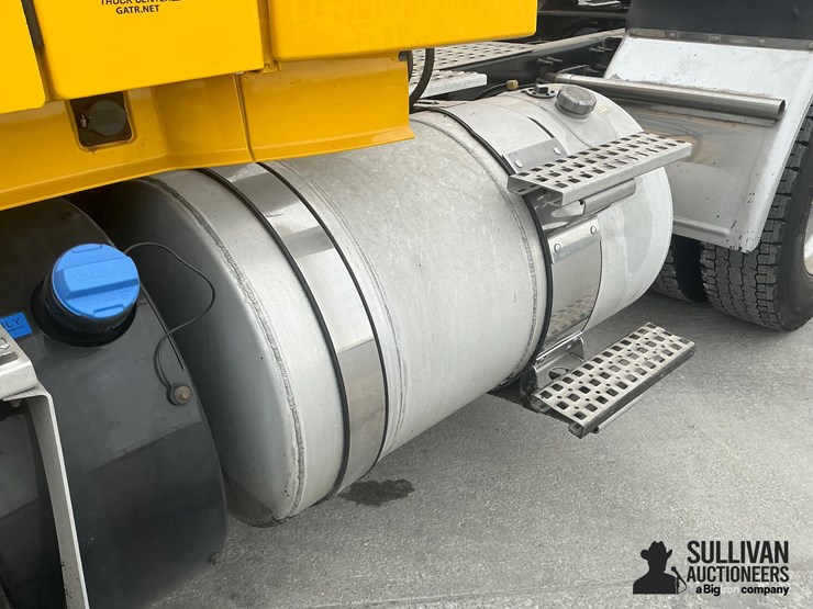 2017-volvo-vnl64t300-image-18