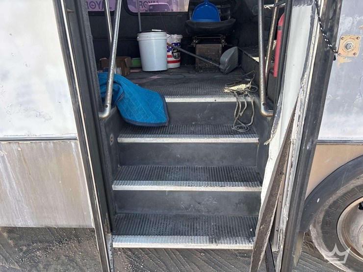 2001-freightliner-mb55-image-9