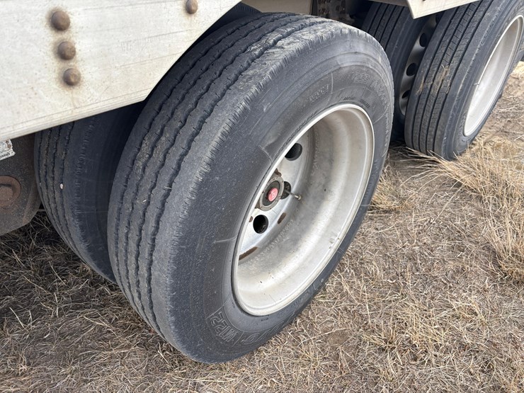 2018-wilson-livestock-trailer-image-10