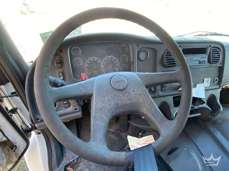 2005-freightliner-m2-106-image-11