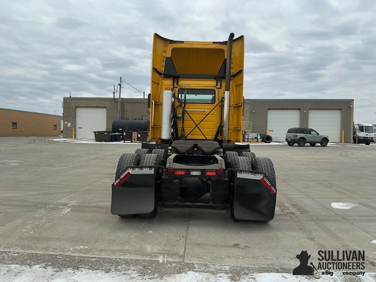 2017-volvo-vnl64t300-image-6