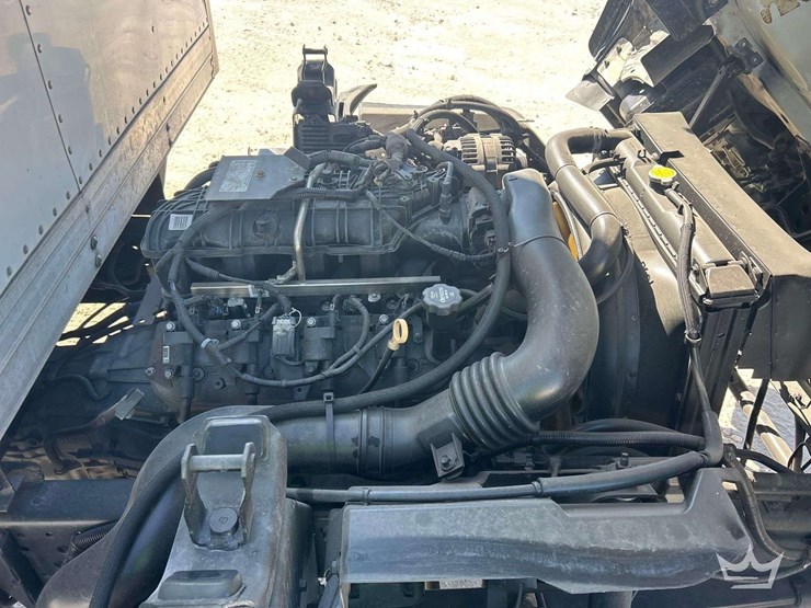 2015-isuzu-npr-image-8