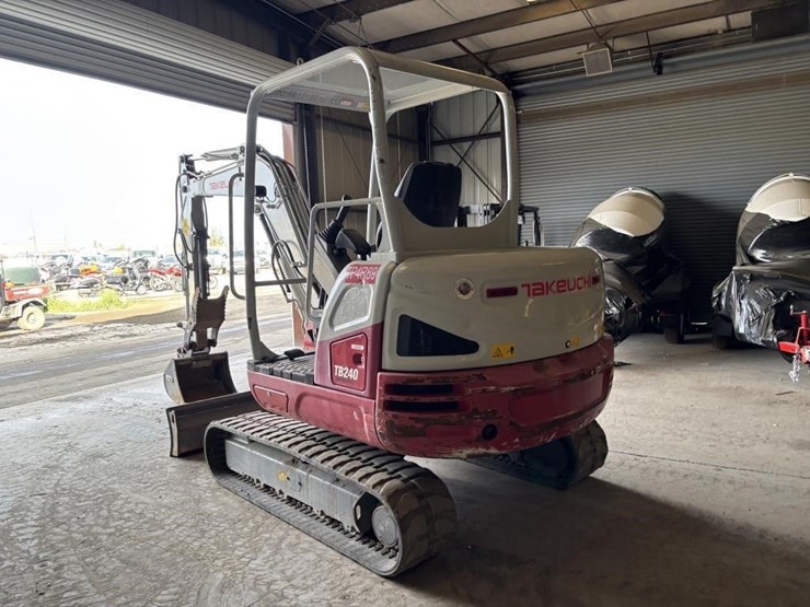 2021-takeuchi-tb240-image-4