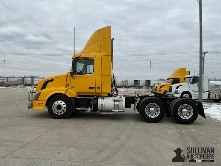 2017-volvo-vnl64t300-image-8