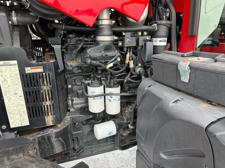 case-ih-farmall-140a-image-37