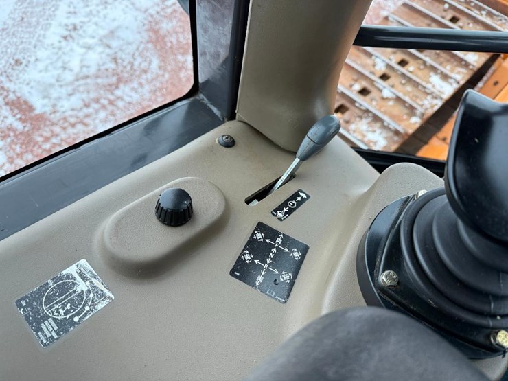 2011-case-1650l-xlt-image-61