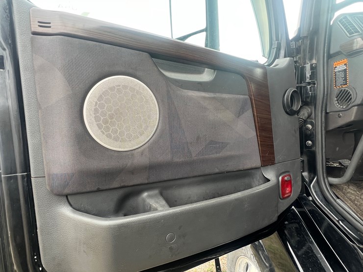 2012-volvo-vn-image-25