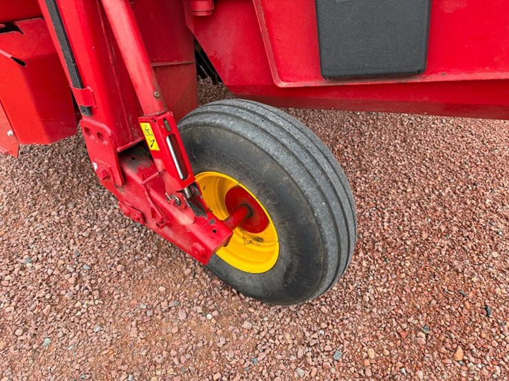 new-holland-210-image-24