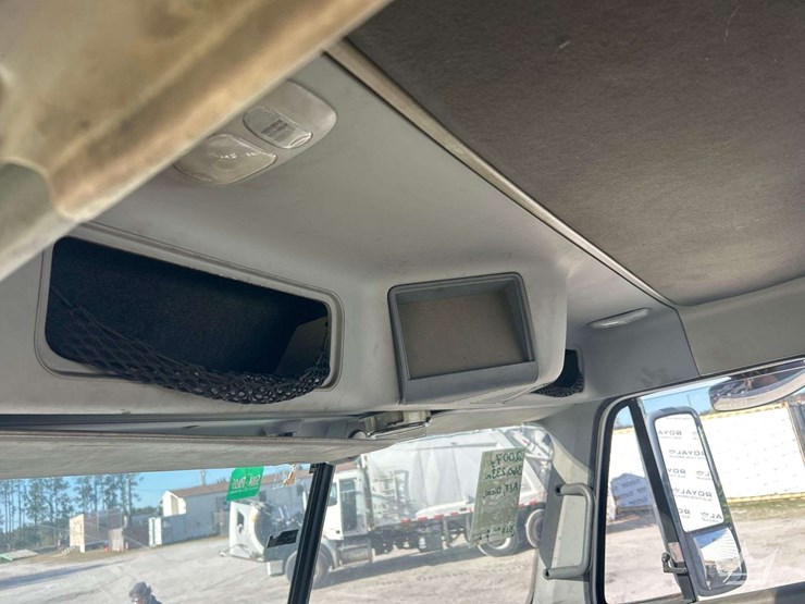 2007-freightliner-columbia-120-image-18