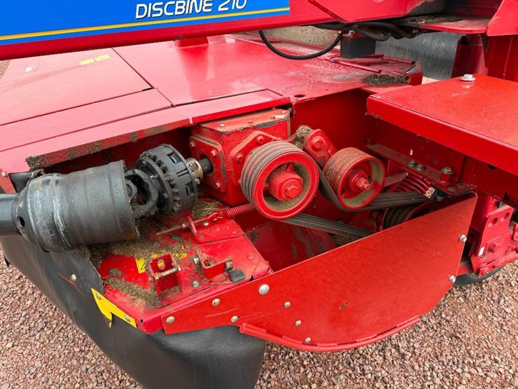 new-holland-210-image-25