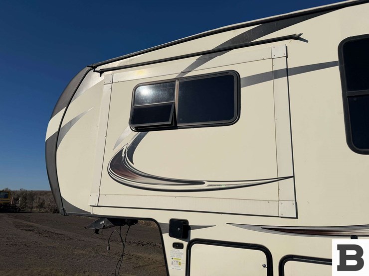 2018-keystone-sprinter-5th-wheel-trailer-image-15