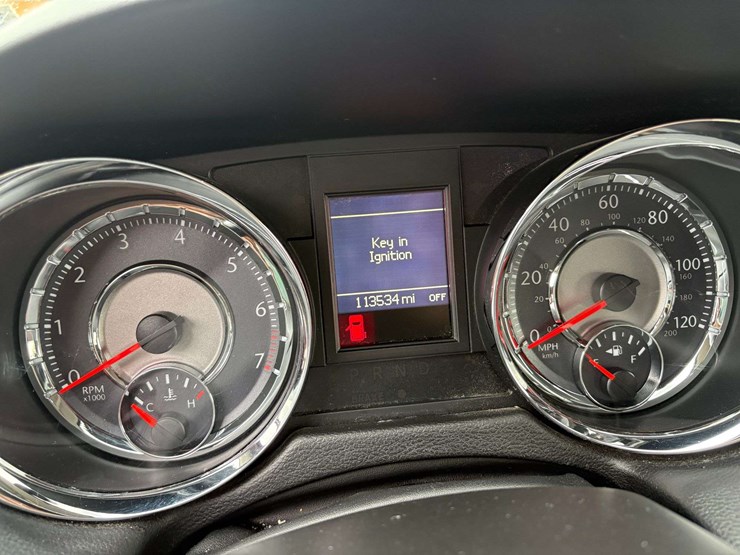 2014-chrysler-town-&-country-image-28