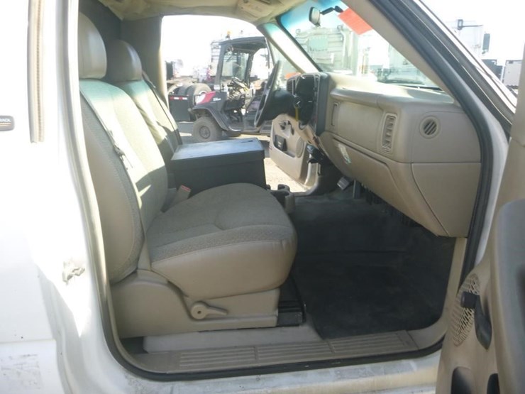 2004-chevrolet-2500-image-10