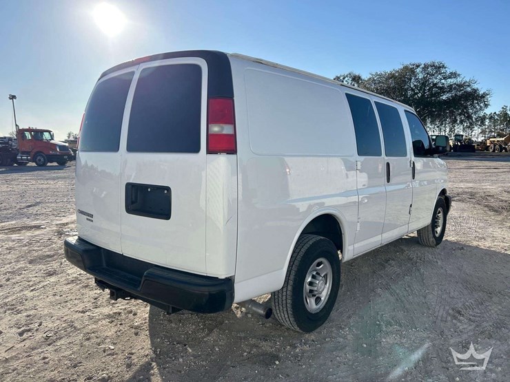 2015-chevrolet-express-2500-image-3