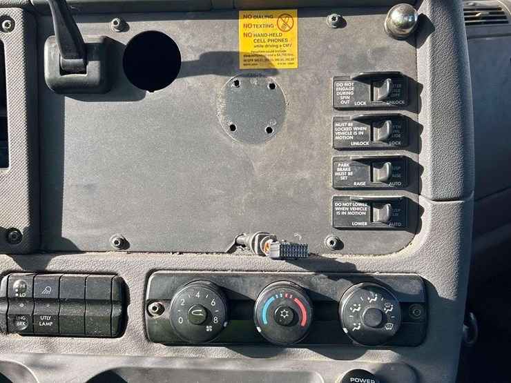 2013-freightliner-cascadia-125-image-17