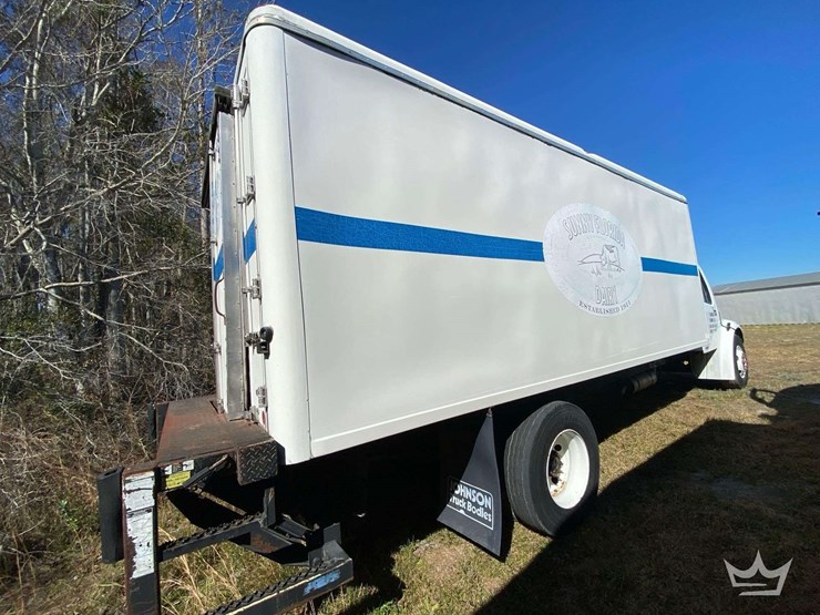 2005-freightliner-m2-106-image-3