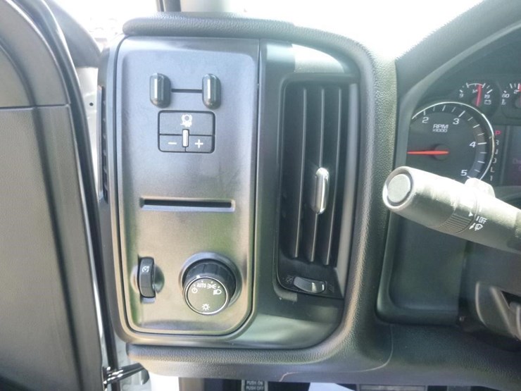 2023-chevrolet-silverado-5500hd-image-16