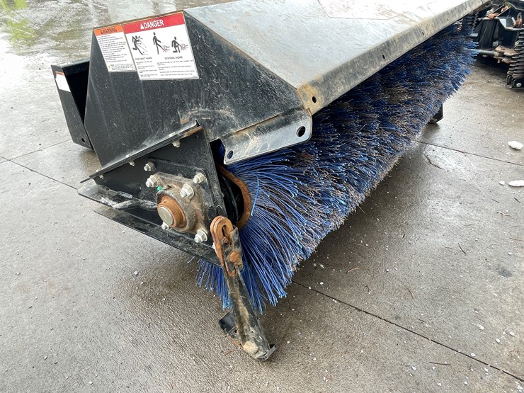 #4909-•-virnig-skid-steer-mount-72"-hydraulic-angle-broom-image-16