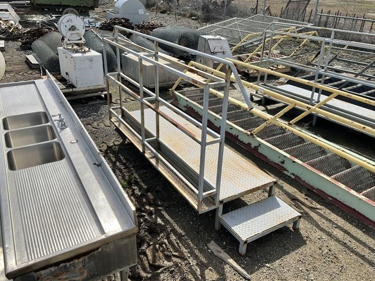 7'x1'-steel-executive-catwalk-platform-image-3