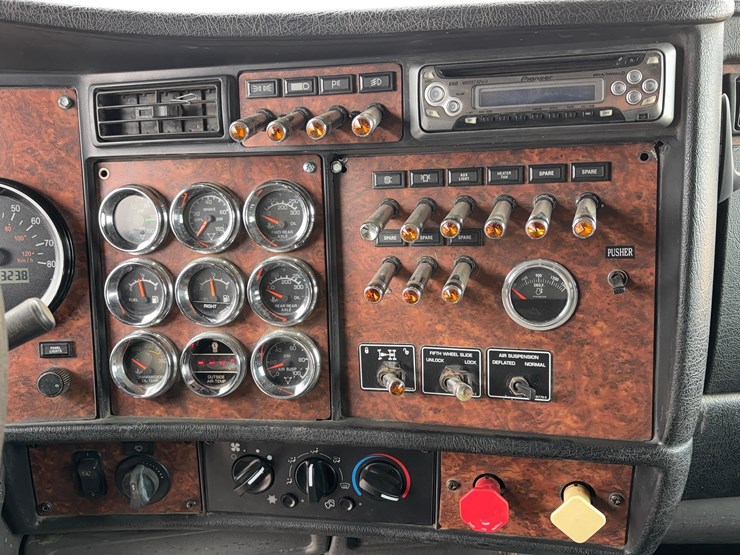 2004-kenworth-w900l-image-32