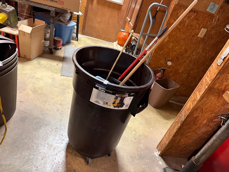 #42-•-44gal-trash-can-on-wheels-image-1