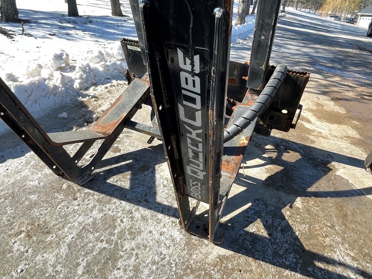 #170-•-boss-quick-cube-skid-steer-mount-salt-spreader-(1)-attachment-&-(2)-cubes-image-6