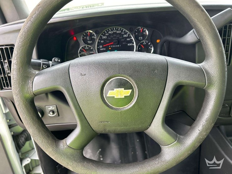 2017-chevrolet-express-3500-image-13