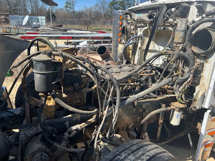 2000-peterbilt-379-image-32