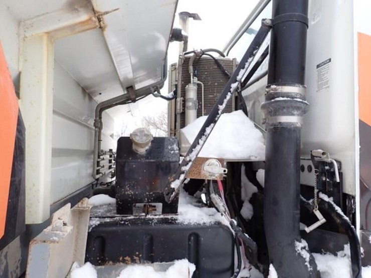 2004-gmc-t7500-image-51