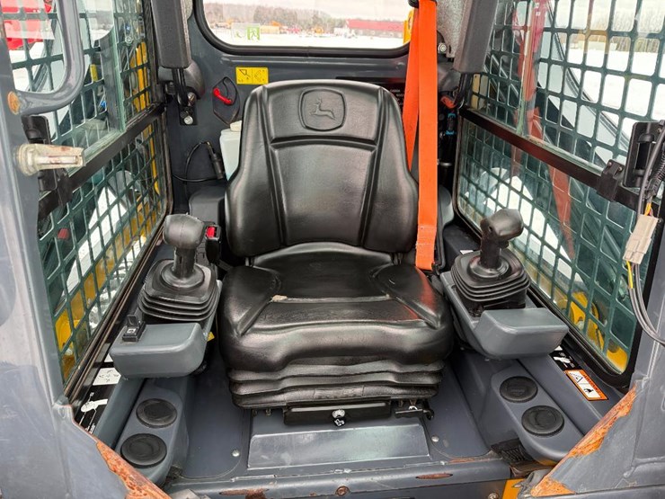 2018-deere-318g-image-27