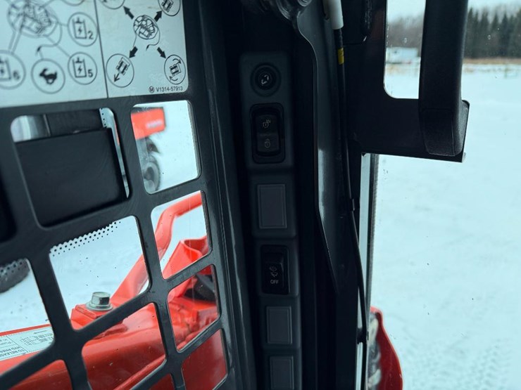 kubota-ssv75-image-39