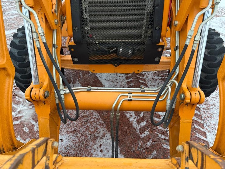 2011-case-570m-xt-image-33