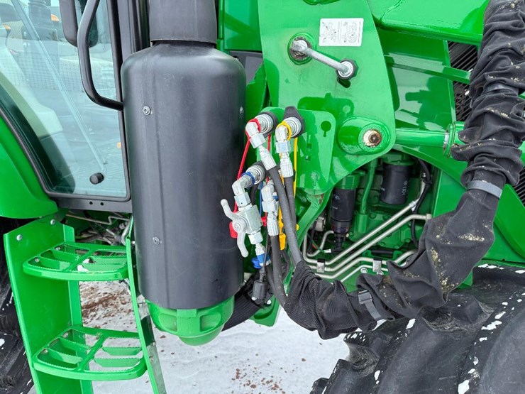 john-deere-6105e-image-32