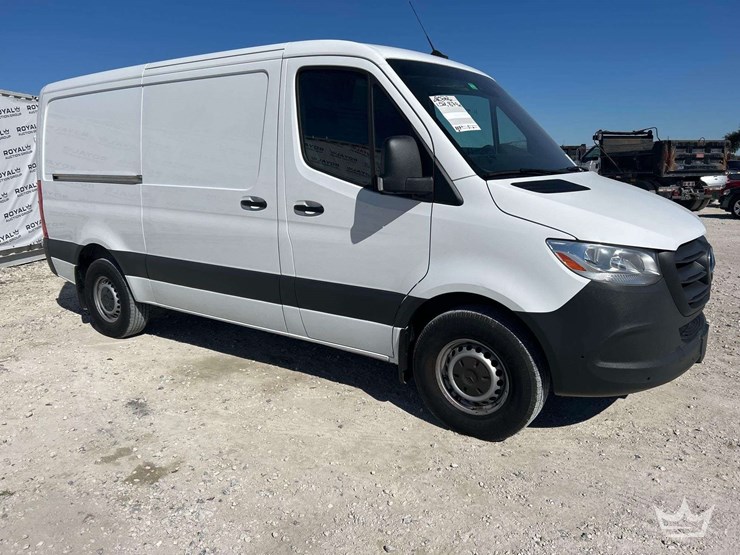 2022-mercedes-benz-sprinter-1500-image-2