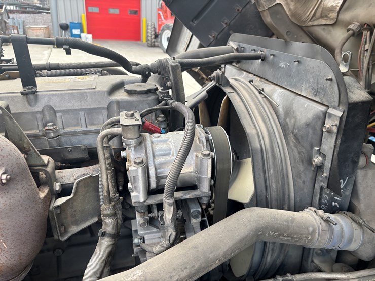 2005-gmc-t7500-image-91