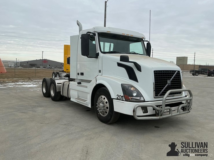 2012-volvo-vnl64t300-image-3