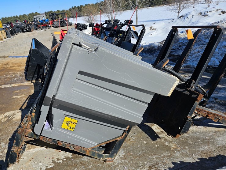 #170-•-boss-quick-cube-skid-steer-mount-salt-spreader-(1)-attachment-&-(2)-cubes-image-13