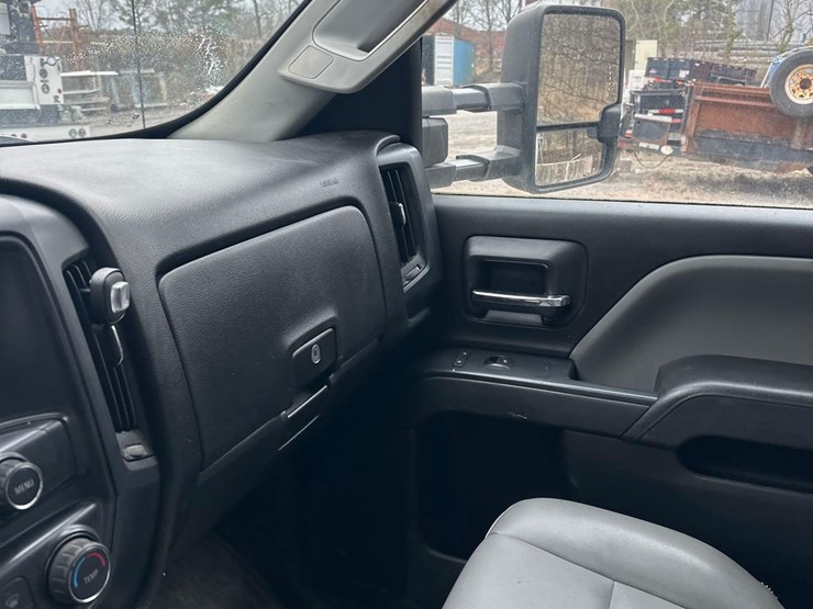 2016-chevrolet-3500hd-image-16