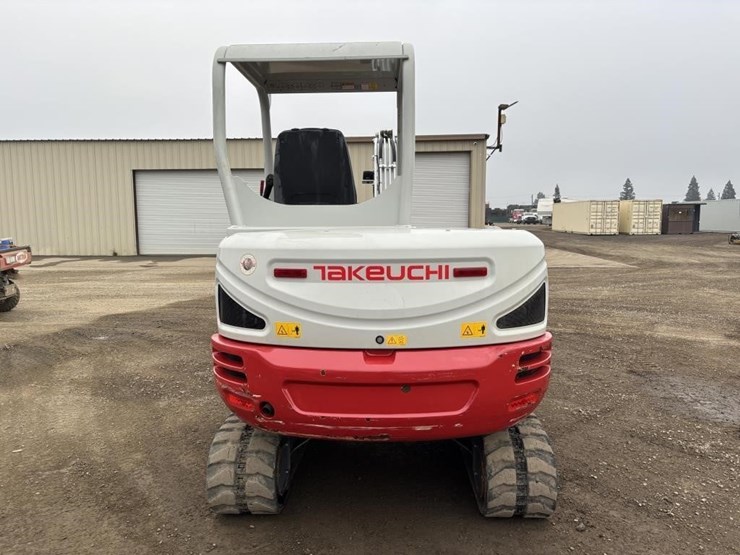 2021-takeuchi-tb240-image-8