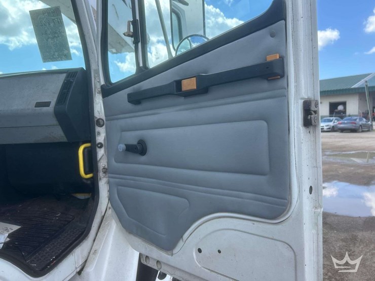 1999-freightliner-fl80-image-46