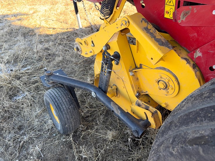 2020-new-holland-560-roll-belt-round-baler-image-19