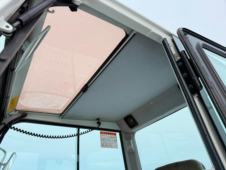 takeuchi-tb240-image-52