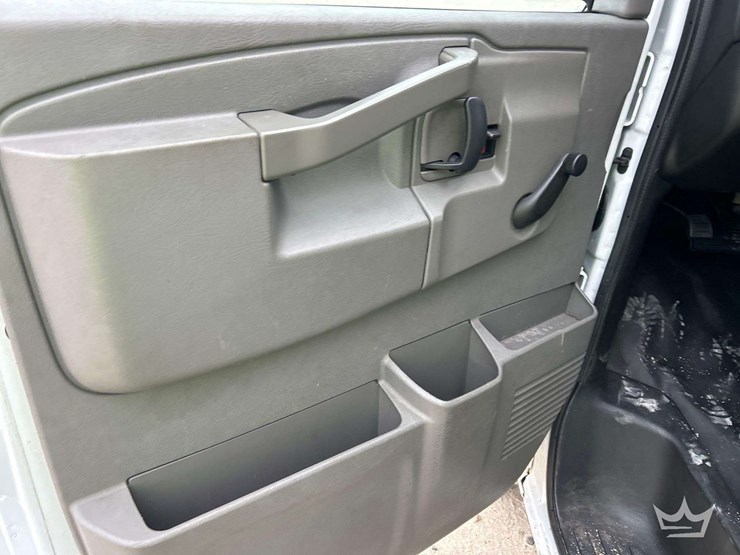 2017-chevrolet-express-3500-image-11