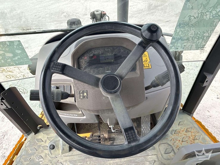 2013-volvo-bl70b-image-22