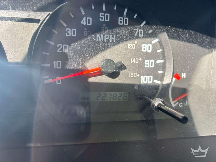 2015-isuzu-npr-image-6