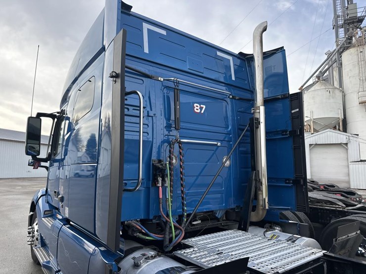 #2225-•-2024-volvo-vnl-sleeper-cab-semi-truck-tractor-image-13